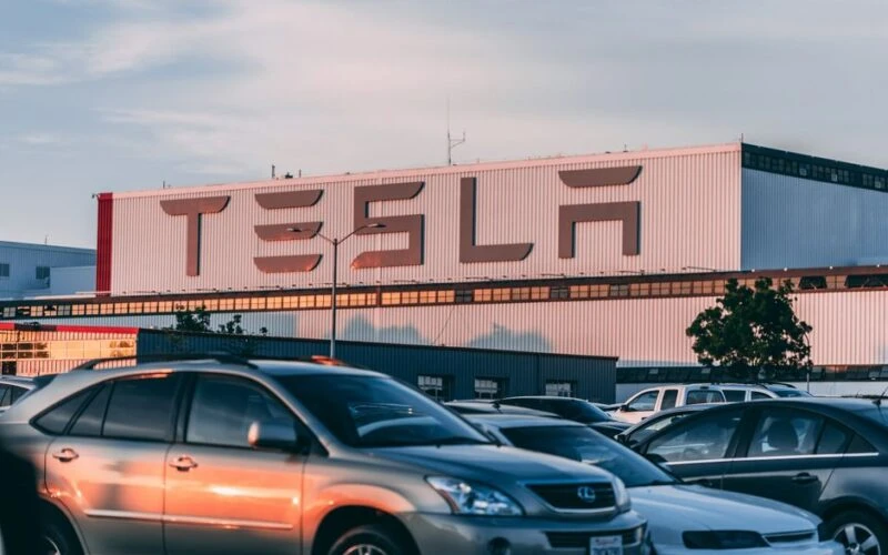 Ford продає Geely частину заводу в Іспанії для виробництва електромобілів