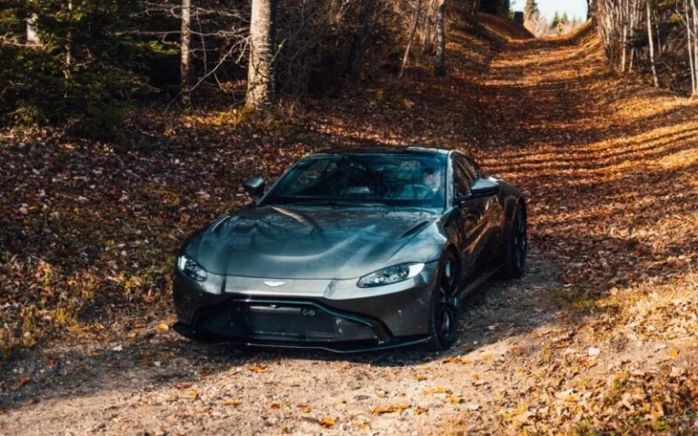 Aston Martin презентує ексклюзивну колекцію DB12 S в Пеббл-Біч