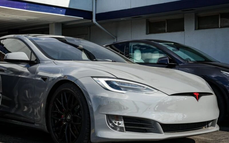 Китай відкликає 2,98 мільйона Tesla через проблеми з дверними ручками