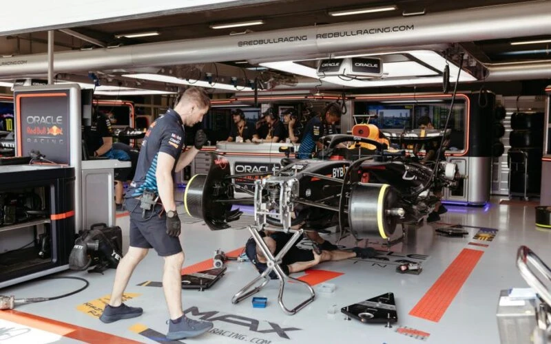 Болід Red Bull RB8 проїхав рейками мадридського метро