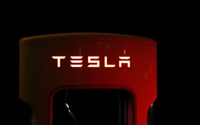 Tesla Semi: роботаксі стикаються з проблемами вночі